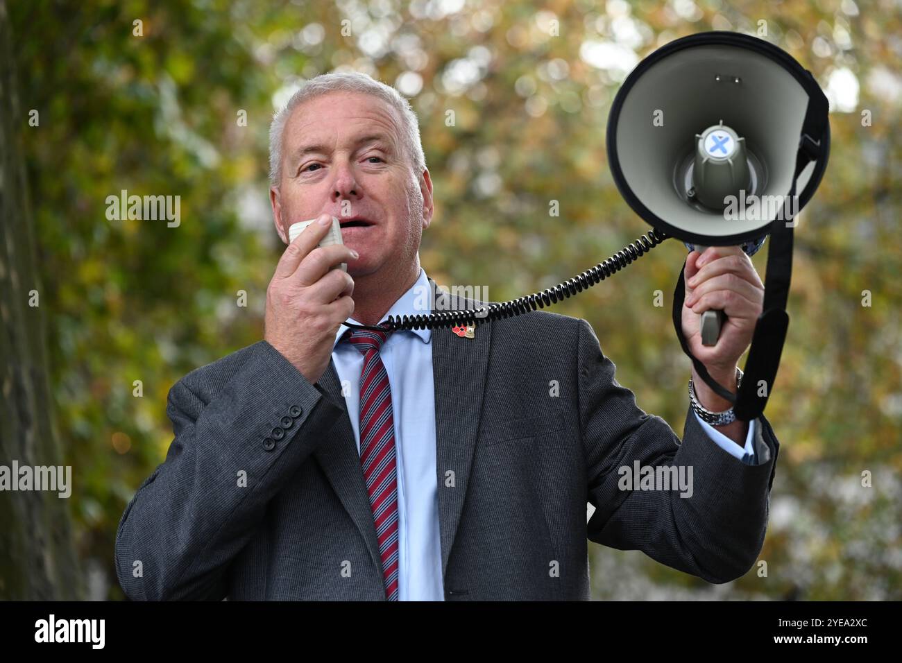 LONDRA, REGNO UNITO. 30 ottobre 2024. Ian Lavery, deputato laburista, sostiene WASPI per continuare la lotta per la giustizia, che è attesa da tempo per pagare le pensioni delle donne nate nelle proteste degli anni '1950 nella piazza del Parlamento, Londra, Regno Unito. (Foto di 李世惠/SEE li/Picture Capital) credito: Vedi li/Picture Capital/Alamy Live News Foto Stock