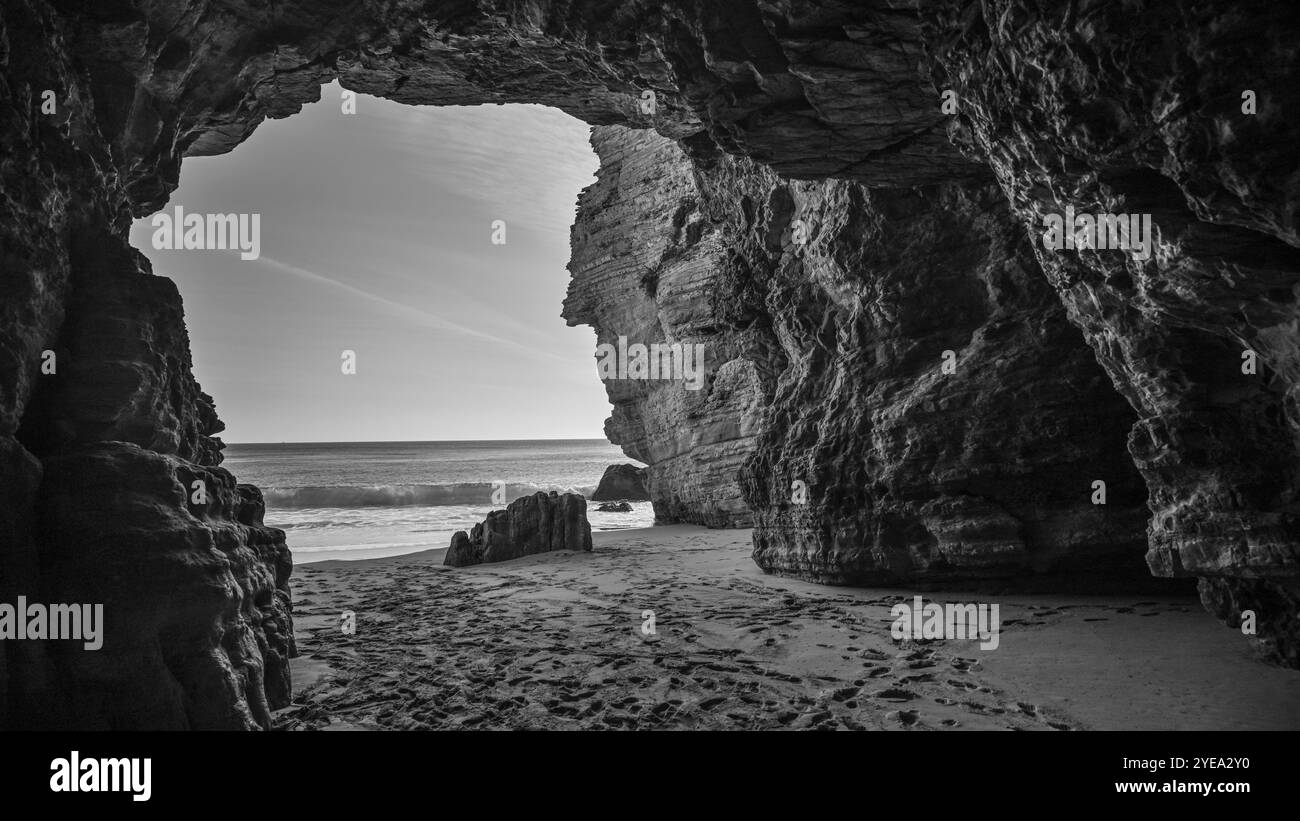 Splendide scogliere rocciose e archi naturali su una spiaggia di Sagres, sulla costa del Portogallo; Sagres, Faro, Portogallo Foto Stock