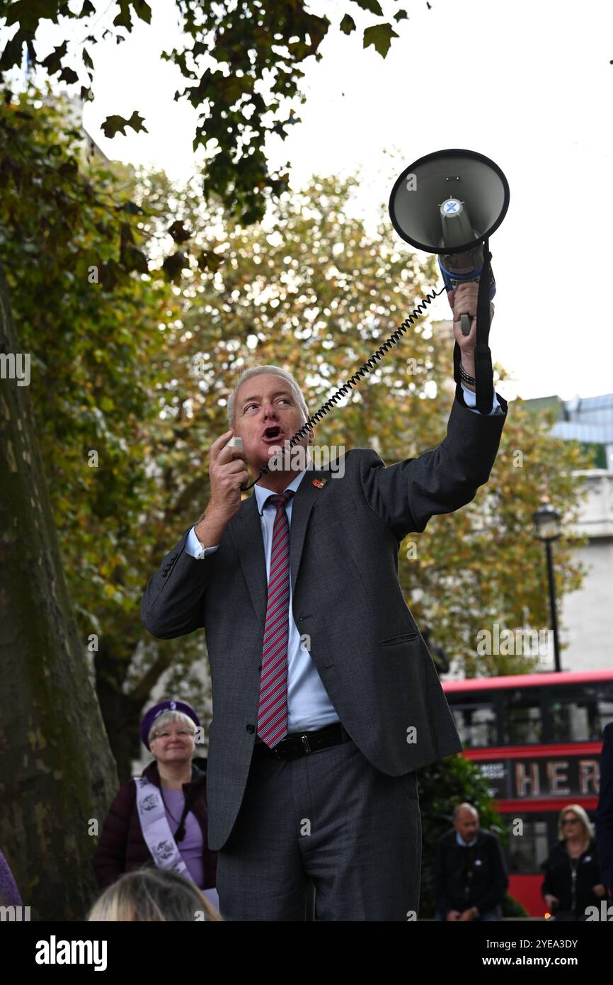 LONDRA, REGNO UNITO. 30 ottobre 2024. Ian Lavery, deputato laburista, sostiene WASPI per continuare la lotta per la giustizia, che è attesa da tempo per pagare le pensioni delle donne nate nelle proteste degli anni '1950 nella piazza del Parlamento, Londra, Regno Unito. (Foto di 李世惠/SEE li/Picture Capital) credito: Vedi li/Picture Capital/Alamy Live News Foto Stock