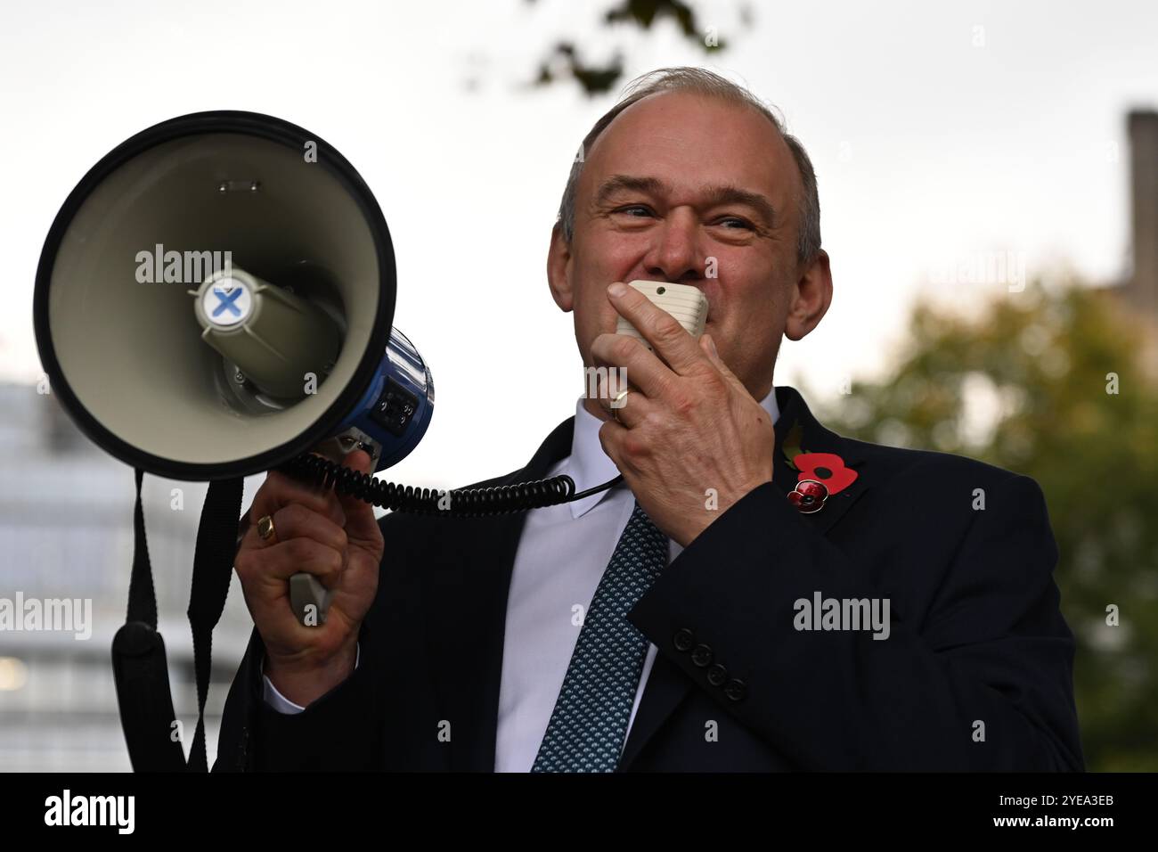 LONDRA, REGNO UNITO. 30 ottobre 2024. L'oratore ed Davey parlamentare sostiene WASPI per continuare la lotta per la giustizia, che è stata attesa da tempo per pagare le pensioni delle donne nate nelle proteste degli anni '1950 nella piazza del Parlamento, Londra, Regno Unito. (Foto di 李世惠/SEE li/Picture Capital) credito: Vedi li/Picture Capital/Alamy Live News Foto Stock