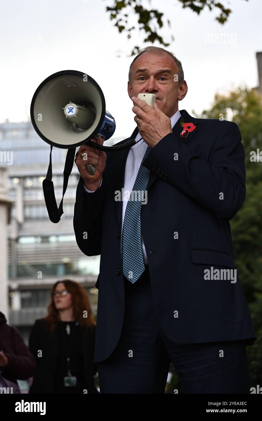 LONDRA, REGNO UNITO. 30 ottobre 2024. L'oratore ed Davey parlamentare sostiene WASPI per continuare la lotta per la giustizia, che è stata attesa da tempo per pagare le pensioni delle donne nate nelle proteste degli anni '1950 nella piazza del Parlamento, Londra, Regno Unito. (Foto di 李世惠/SEE li/Picture Capital) credito: Vedi li/Picture Capital/Alamy Live News Foto Stock