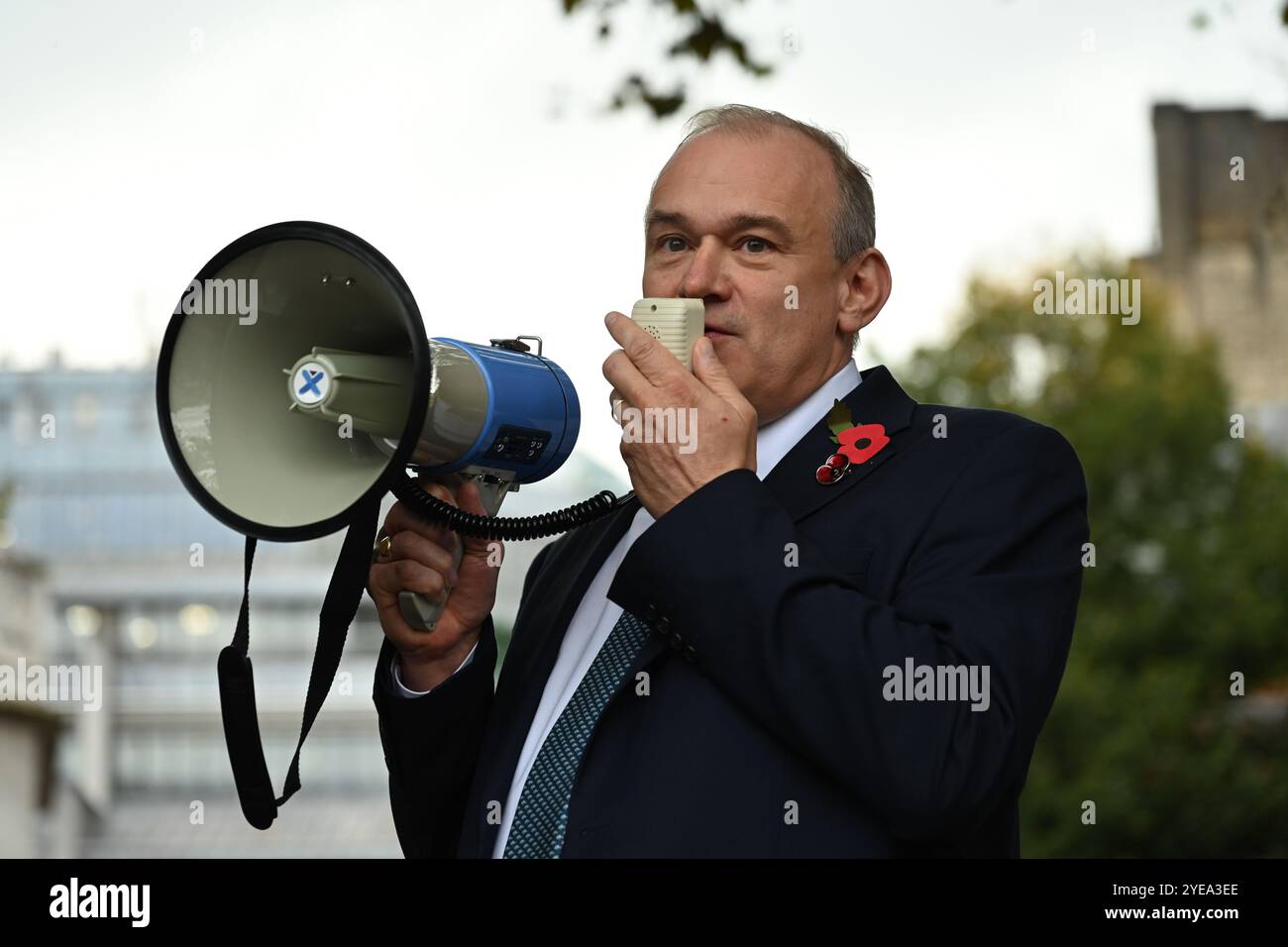 LONDRA, REGNO UNITO. 30 ottobre 2024. L'oratore ed Davey parlamentare sostiene WASPI per continuare la lotta per la giustizia, che è stata attesa da tempo per pagare le pensioni delle donne nate nelle proteste degli anni '1950 nella piazza del Parlamento, Londra, Regno Unito. (Foto di 李世惠/SEE li/Picture Capital) credito: Vedi li/Picture Capital/Alamy Live News Foto Stock