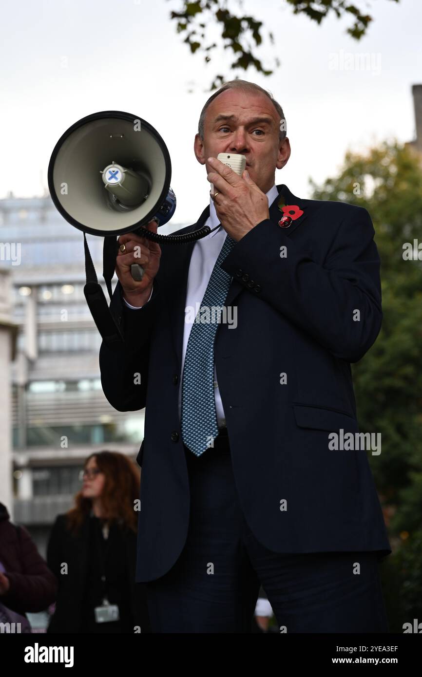 LONDRA, REGNO UNITO. 30 ottobre 2024. L'oratore ed Davey parlamentare sostiene WASPI per continuare la lotta per la giustizia, che è stata attesa da tempo per pagare le pensioni delle donne nate nelle proteste degli anni '1950 nella piazza del Parlamento, Londra, Regno Unito. (Foto di 李世惠/SEE li/Picture Capital) credito: Vedi li/Picture Capital/Alamy Live News Foto Stock