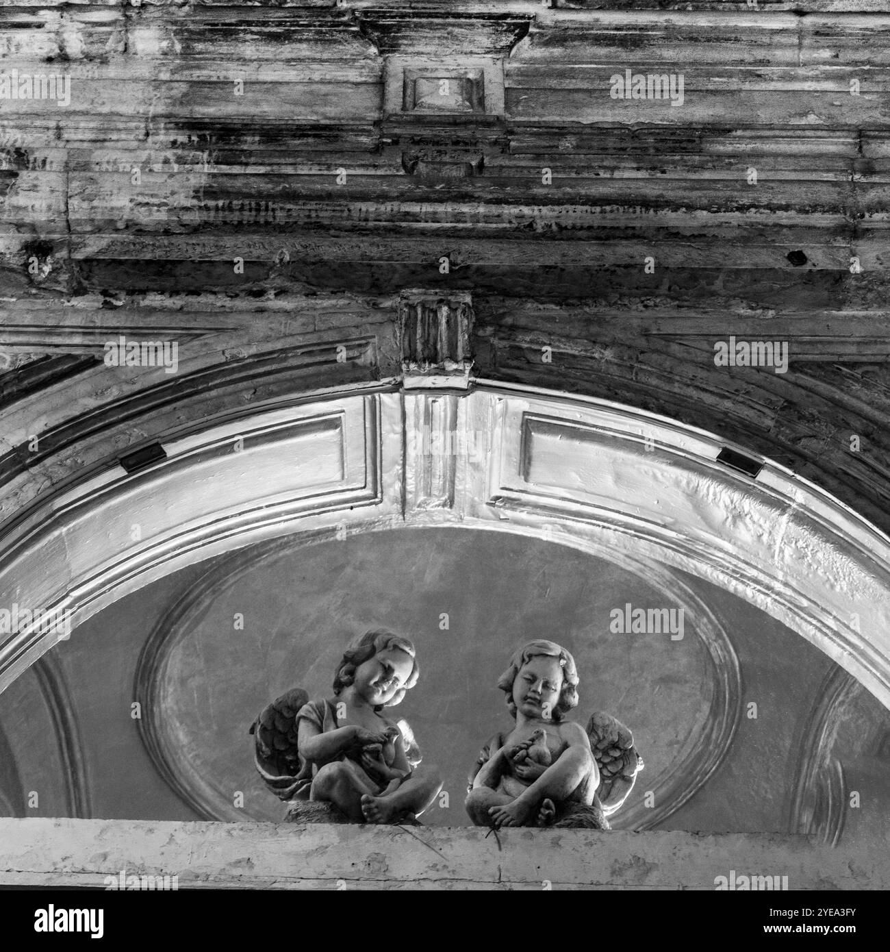 Immagine in bianco e nero di dettagli architettonici e sculture di cherib; Setubal, Portogallo Foto Stock
