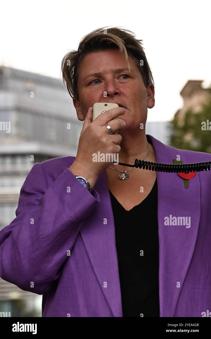 LONDRA, REGNO UNITO. 30 ottobre 2024. Sarah Dyke, deputata liberaldemocratica, sostiene WASPI per continuare la lotta per la giustizia, che è stata attesa da tempo per pagare le pensioni delle donne nate nelle proteste degli anni '1950 nella piazza del Parlamento, Londra, Regno Unito. (Foto di 李世惠/SEE li/Picture Capital) credito: Vedi li/Picture Capital/Alamy Live News Foto Stock