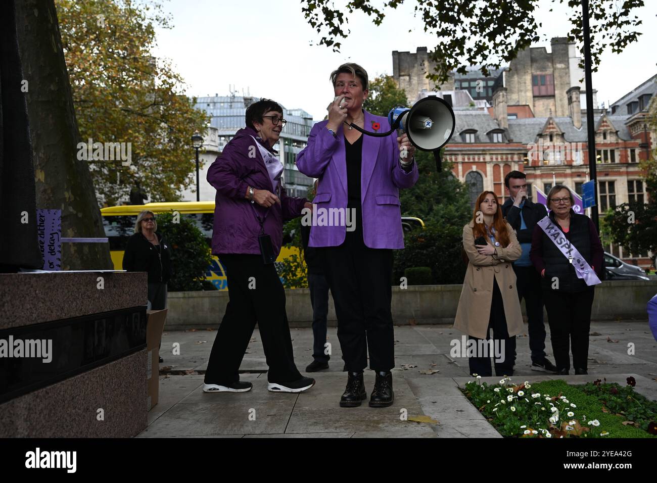 LONDRA, REGNO UNITO. 30 ottobre 2024. Sarah Dyke, deputata liberaldemocratica, sostiene WASPI per continuare la lotta per la giustizia, che è stata attesa da tempo per pagare le pensioni delle donne nate nelle proteste degli anni '1950 nella piazza del Parlamento, Londra, Regno Unito. (Foto di 李世惠/SEE li/Picture Capital) credito: Vedi li/Picture Capital/Alamy Live News Foto Stock