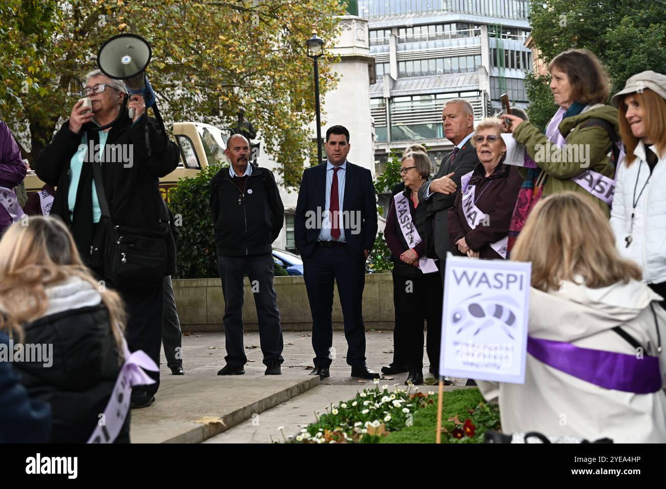 LONDRA, REGNO UNITO. 30 ottobre 2024. Il deputato Richard Burgon sostiene WASPI per continuare la lotta per la giustizia, che è stata attesa da tempo per pagare le pensioni delle donne nate nelle proteste degli anni '1950 nella piazza del Parlamento, Londra, Regno Unito. (Foto di 李世惠/SEE li/Picture Capital) credito: Vedi li/Picture Capital/Alamy Live News Foto Stock