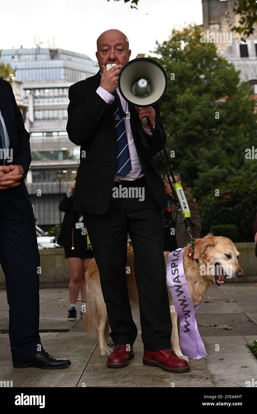 LONDRA, REGNO UNITO. 30 ottobre 2024. L'oratore deputato Steve Darling e il suo cane Jenny sostengono WASPI per continuare la lotta per la giustizia, che è stata attesa da tempo per pagare le pensioni delle donne nate nelle proteste degli anni '1950 nella piazza del Parlamento, Londra, Regno Unito. (Foto di 李世惠/SEE li/Picture Capital) credito: Vedi li/Picture Capital/Alamy Live News Foto Stock