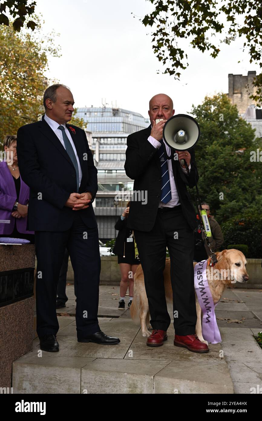 LONDRA, REGNO UNITO. 30 ottobre 2024. L'oratore deputato Steve Darling e il suo cane Jenny sostengono WASPI per continuare la lotta per la giustizia, che è stata attesa da tempo per pagare le pensioni delle donne nate nelle proteste degli anni '1950 nella piazza del Parlamento, Londra, Regno Unito. (Foto di 李世惠/SEE li/Picture Capital) credito: Vedi li/Picture Capital/Alamy Live News Foto Stock
