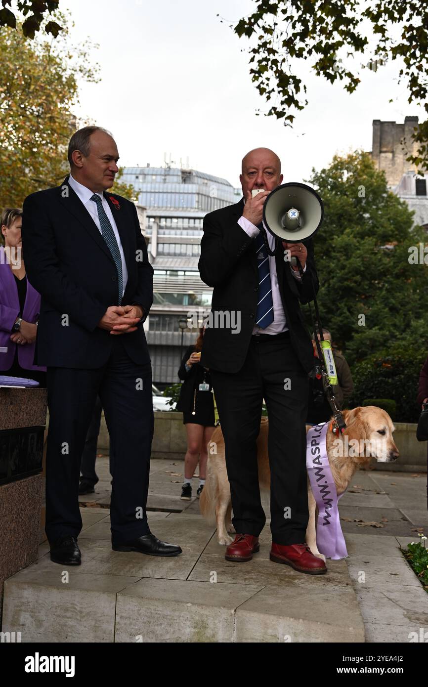 LONDRA, REGNO UNITO. 30 ottobre 2024. L'oratore deputato Steve Darling e il suo cane Jenny sostengono WASPI per continuare la lotta per la giustizia, che è stata attesa da tempo per pagare le pensioni delle donne nate nelle proteste degli anni '1950 nella piazza del Parlamento, Londra, Regno Unito. (Foto di 李世惠/SEE li/Picture Capital) credito: Vedi li/Picture Capital/Alamy Live News Foto Stock