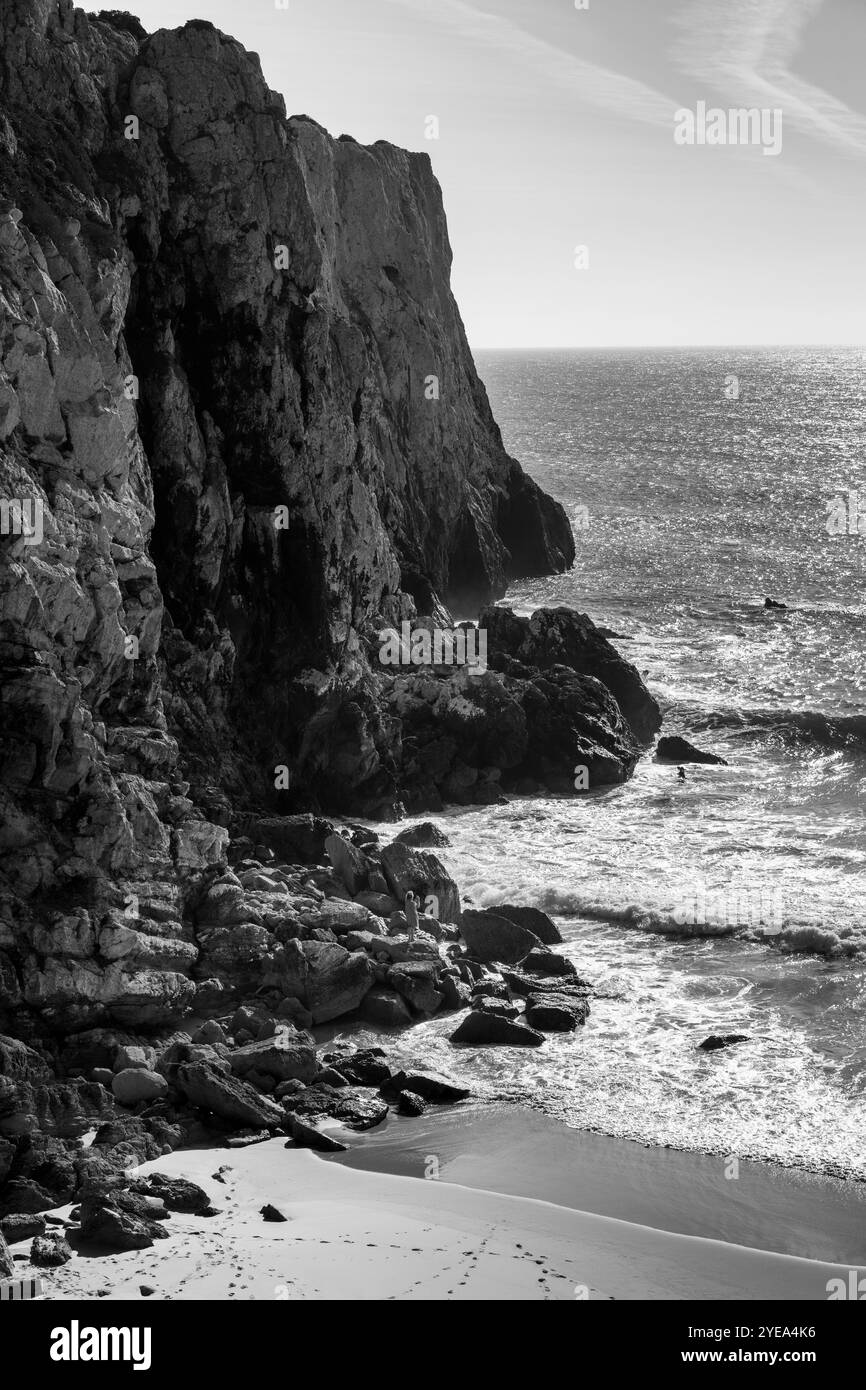 Aspre scogliere lungo la costa di Sagres, nella regione dell'Algarve, in Portogallo; Sagres, Faro, Portogallo Foto Stock