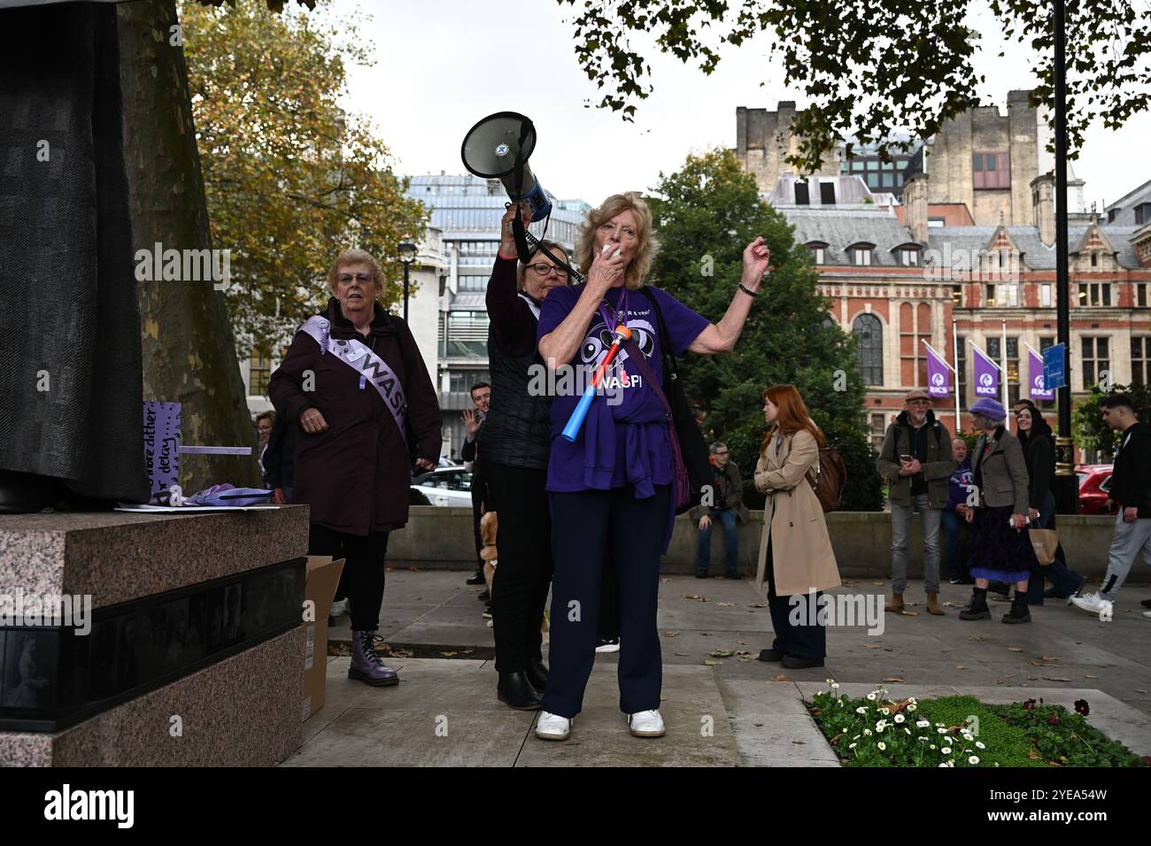 LONDRA, REGNO UNITO. 30 ottobre 2024. Il deputato sostiene WASPI per continuare la lotta per la giustizia, che è stata attesa da tempo per pagare le pensioni delle donne nate nelle proteste degli anni '1950 nella piazza del Parlamento, Londra, Regno Unito. (Foto di 李世惠/SEE li/Picture Capital) credito: Vedi li/Picture Capital/Alamy Live News Foto Stock