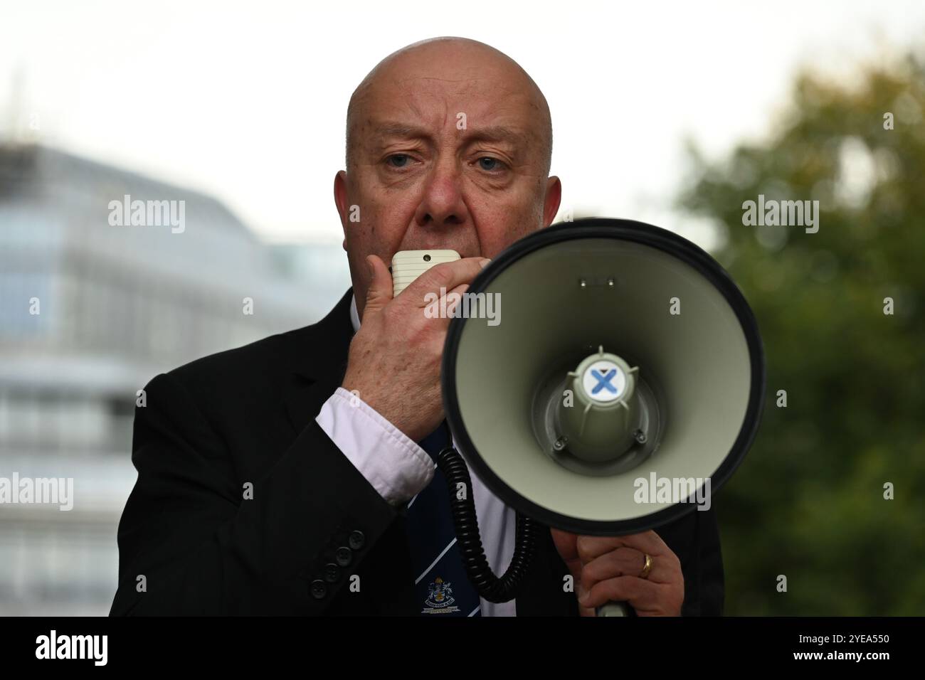 LONDRA, REGNO UNITO. 30 ottobre 2024. L'oratore deputato Steve Darling e il suo cane Jenny sostengono WASPI per continuare la lotta per la giustizia, che è stata attesa da tempo per pagare le pensioni delle donne nate nelle proteste degli anni '1950 nella piazza del Parlamento, Londra, Regno Unito. (Foto di 李世惠/SEE li/Picture Capital) credito: Vedi li/Picture Capital/Alamy Live News Foto Stock