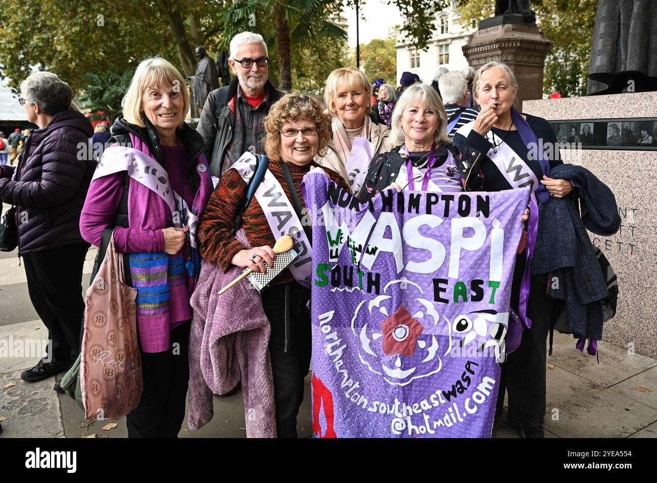 LONDRA, REGNO UNITO. 30 ottobre 2024. Il deputato sostiene WASPI per continuare la lotta per la giustizia, che è stata attesa da tempo per pagare le pensioni delle donne nate nelle proteste degli anni '1950 nella piazza del Parlamento, Londra, Regno Unito. (Foto di 李世惠/SEE li/Picture Capital) credito: Vedi li/Picture Capital/Alamy Live News Foto Stock