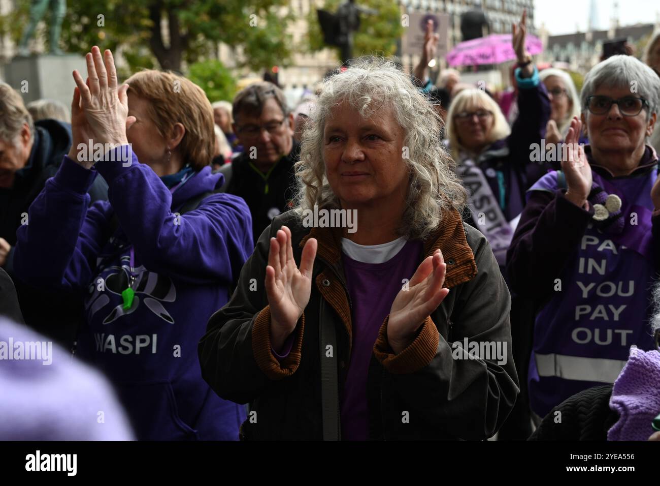 LONDRA, REGNO UNITO. 30 ottobre 2024. Il deputato sostiene WASPI per continuare la lotta per la giustizia, che è stata attesa da tempo per pagare le pensioni delle donne nate nelle proteste degli anni '1950 nella piazza del Parlamento, Londra, Regno Unito. (Foto di 李世惠/SEE li/Picture Capital) credito: Vedi li/Picture Capital/Alamy Live News Foto Stock