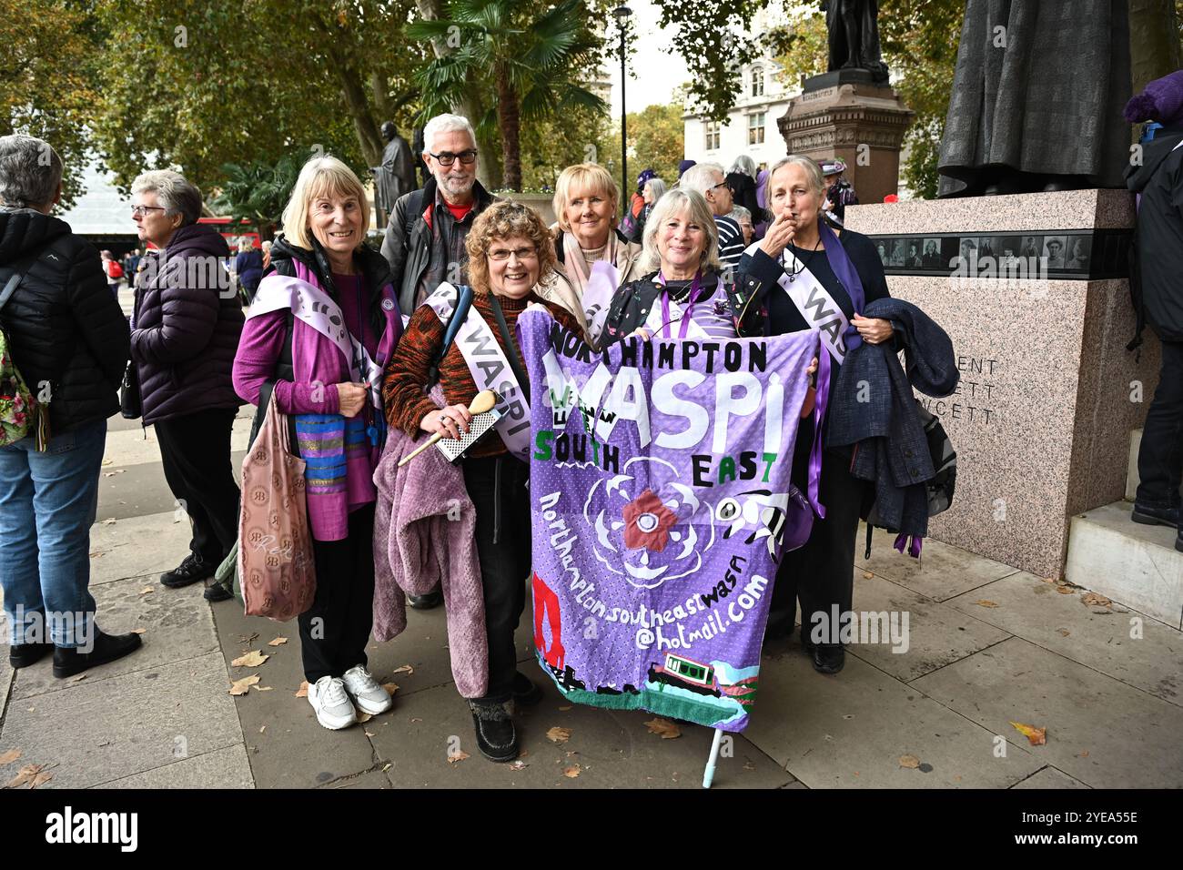 LONDRA, REGNO UNITO. 30 ottobre 2024. Il deputato sostiene WASPI per continuare la lotta per la giustizia, che è stata attesa da tempo per pagare le pensioni delle donne nate nelle proteste degli anni '1950 nella piazza del Parlamento, Londra, Regno Unito. (Foto di 李世惠/SEE li/Picture Capital) credito: Vedi li/Picture Capital/Alamy Live News Foto Stock