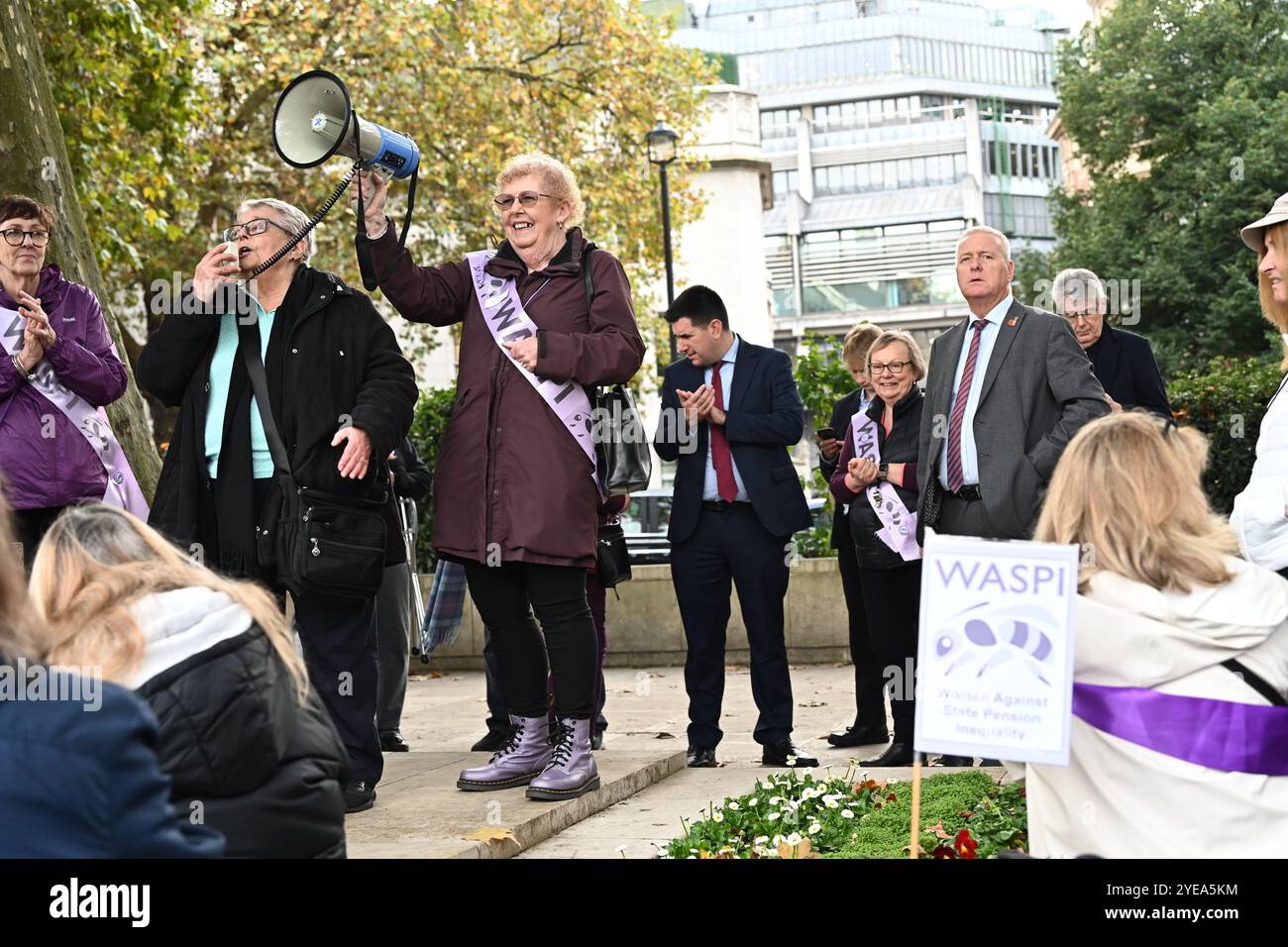 LONDRA, REGNO UNITO. 30 ottobre 2024. Il deputato sostiene WASPI per continuare la lotta per la giustizia, che è stata attesa da tempo per pagare le pensioni delle donne nate nelle proteste degli anni '1950 nella piazza del Parlamento, Londra, Regno Unito. (Foto di 李世惠/SEE li/Picture Capital) credito: Vedi li/Picture Capital/Alamy Live News Foto Stock
