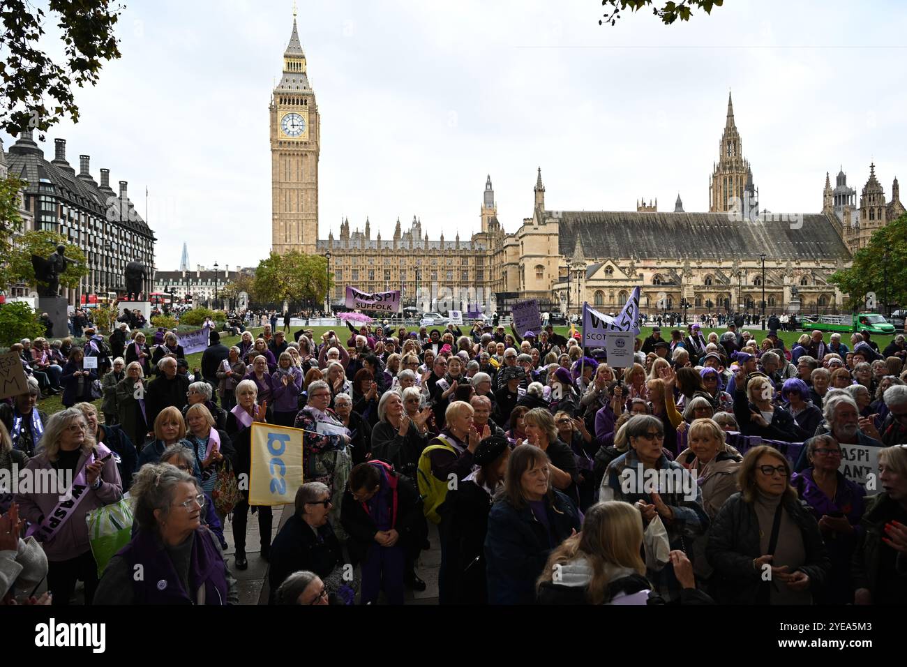 LONDRA, REGNO UNITO. 30 ottobre 2024. Il deputato sostiene WASPI per continuare la lotta per la giustizia, che è stata attesa da tempo per pagare le pensioni delle donne nate nelle proteste degli anni '1950 nella piazza del Parlamento, Londra, Regno Unito. (Foto di 李世惠/SEE li/Picture Capital) credito: Vedi li/Picture Capital/Alamy Live News Foto Stock