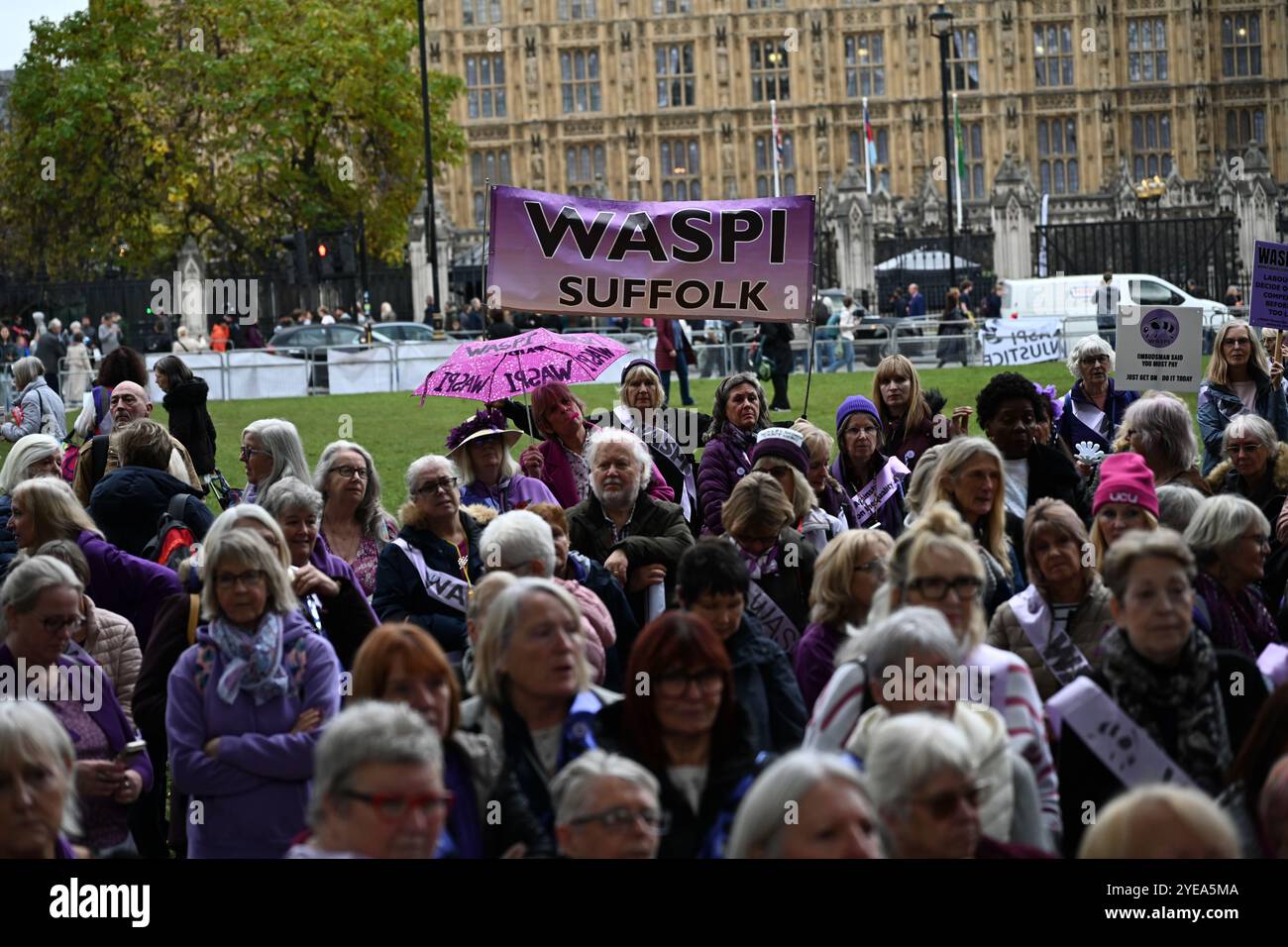 LONDRA, REGNO UNITO. 30 ottobre 2024. Il deputato sostiene WASPI per continuare la lotta per la giustizia, che è stata attesa da tempo per pagare le pensioni delle donne nate nelle proteste degli anni '1950 nella piazza del Parlamento, Londra, Regno Unito. (Foto di 李世惠/SEE li/Picture Capital) credito: Vedi li/Picture Capital/Alamy Live News Foto Stock