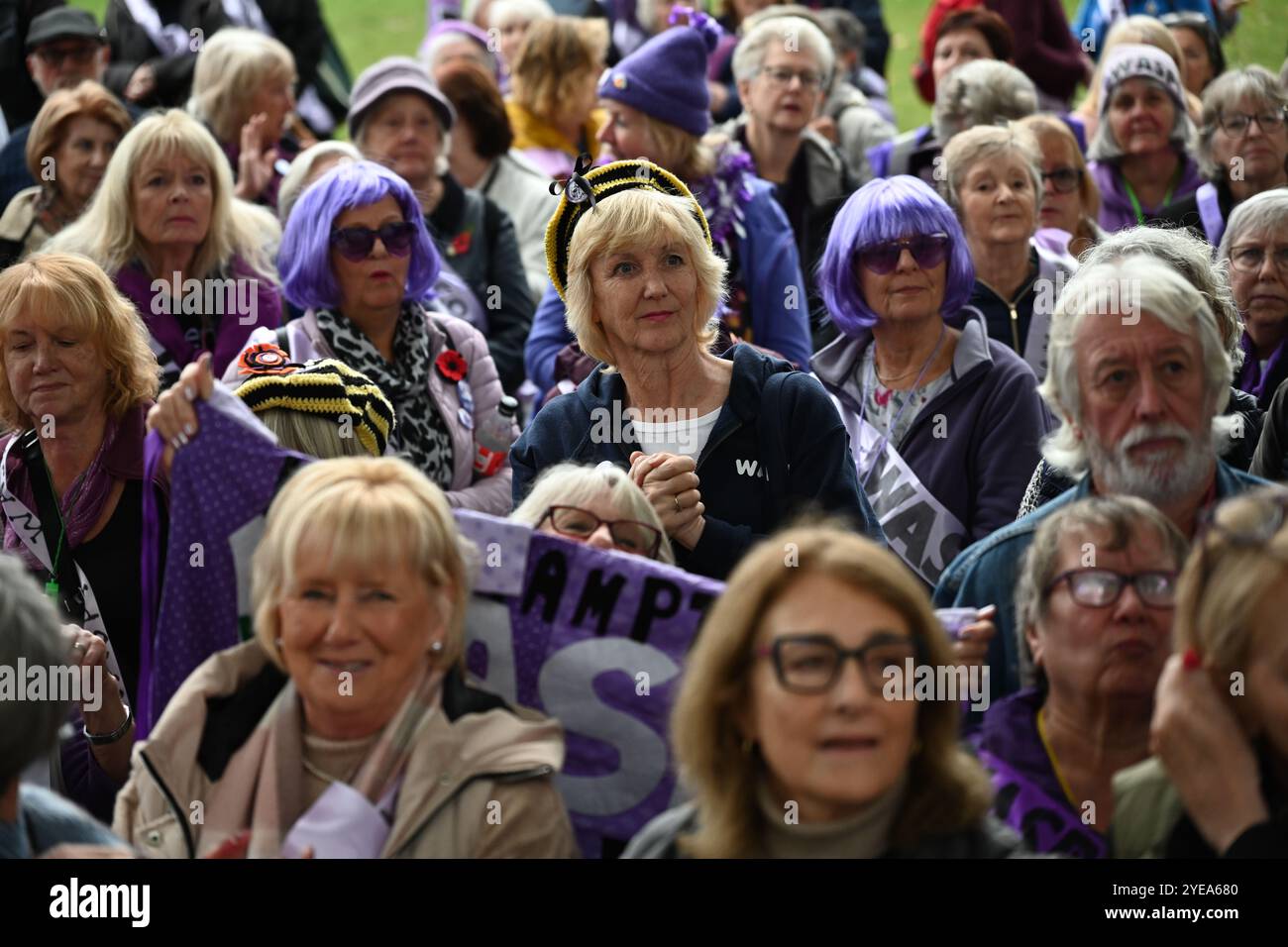 LONDRA, REGNO UNITO. 30 ottobre 2024. Il deputato sostiene WASPI per continuare la lotta per la giustizia, che è stata attesa da tempo per pagare le pensioni delle donne nate nelle proteste degli anni '1950 nella piazza del Parlamento, Londra, Regno Unito. (Foto di 李世惠/SEE li/Picture Capital) credito: Vedi li/Picture Capital/Alamy Live News Foto Stock