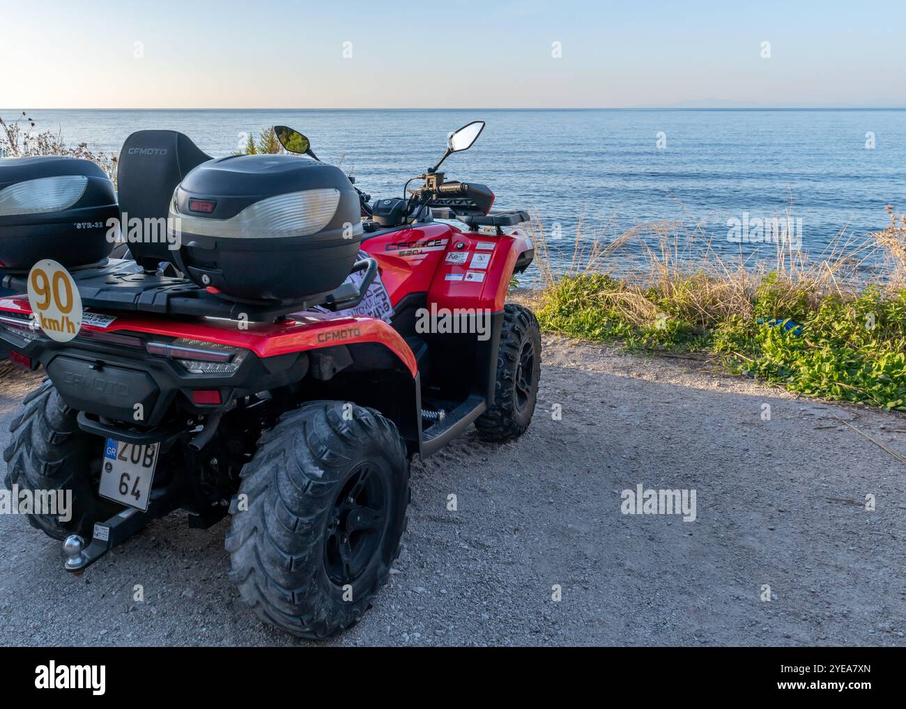 Lefkada, Grecia- 10.15.2024. Un quad parcheggiato su una strada dirk con vista sul mare. Foto Stock