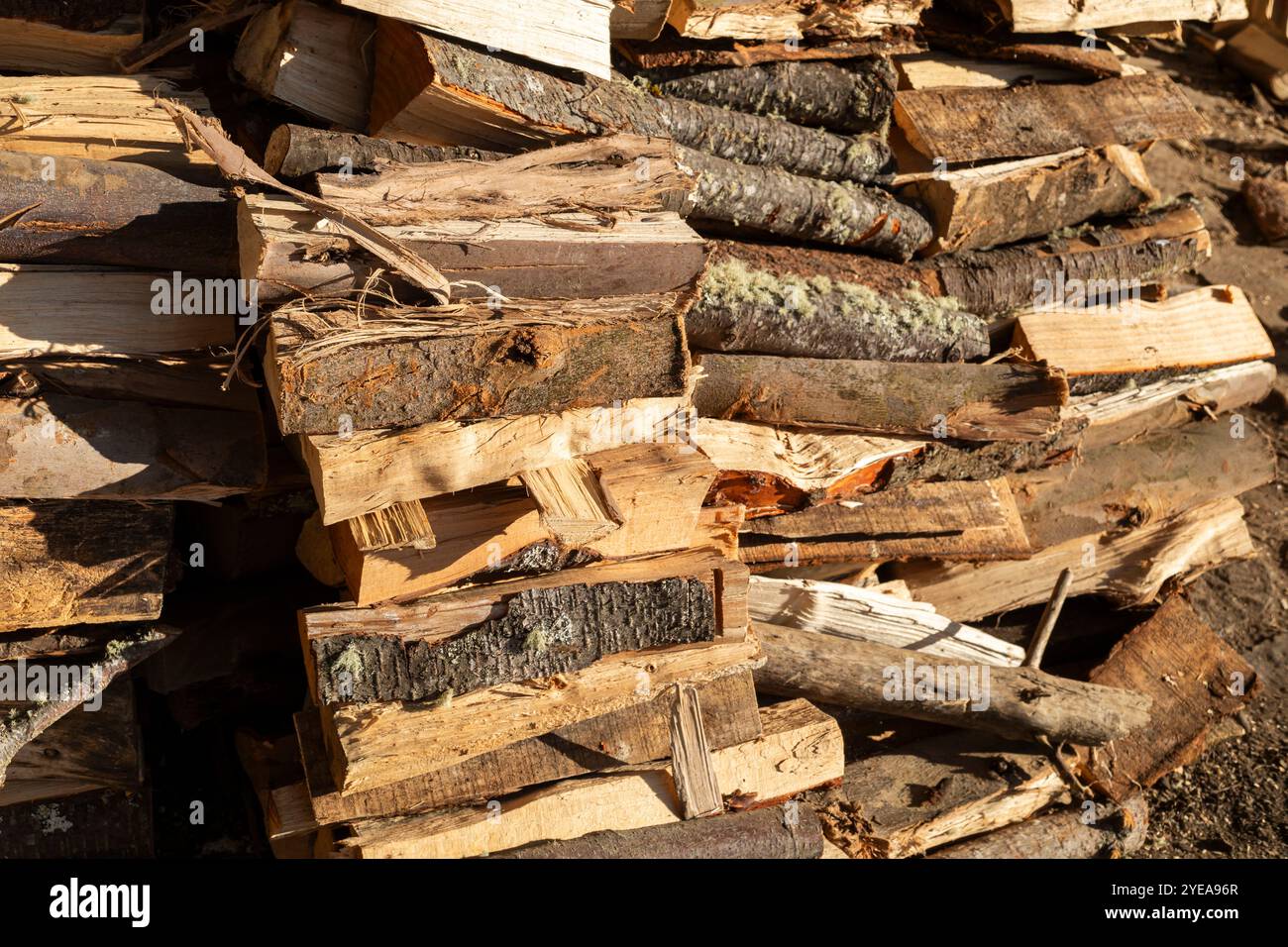 pila di legno tagliato per stufa a legna e caminetto Foto Stock