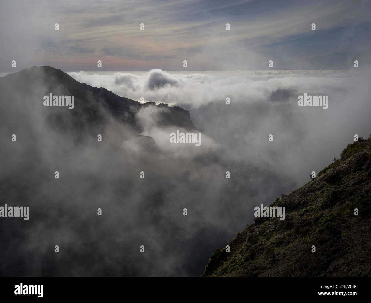 Le nuvole oscurano la vista da Pico do Areeiro, la terza vetta più alta dell'isola di Madeira, il Portogallo; Curral das Freiras, Madeira, Portogallo Foto Stock