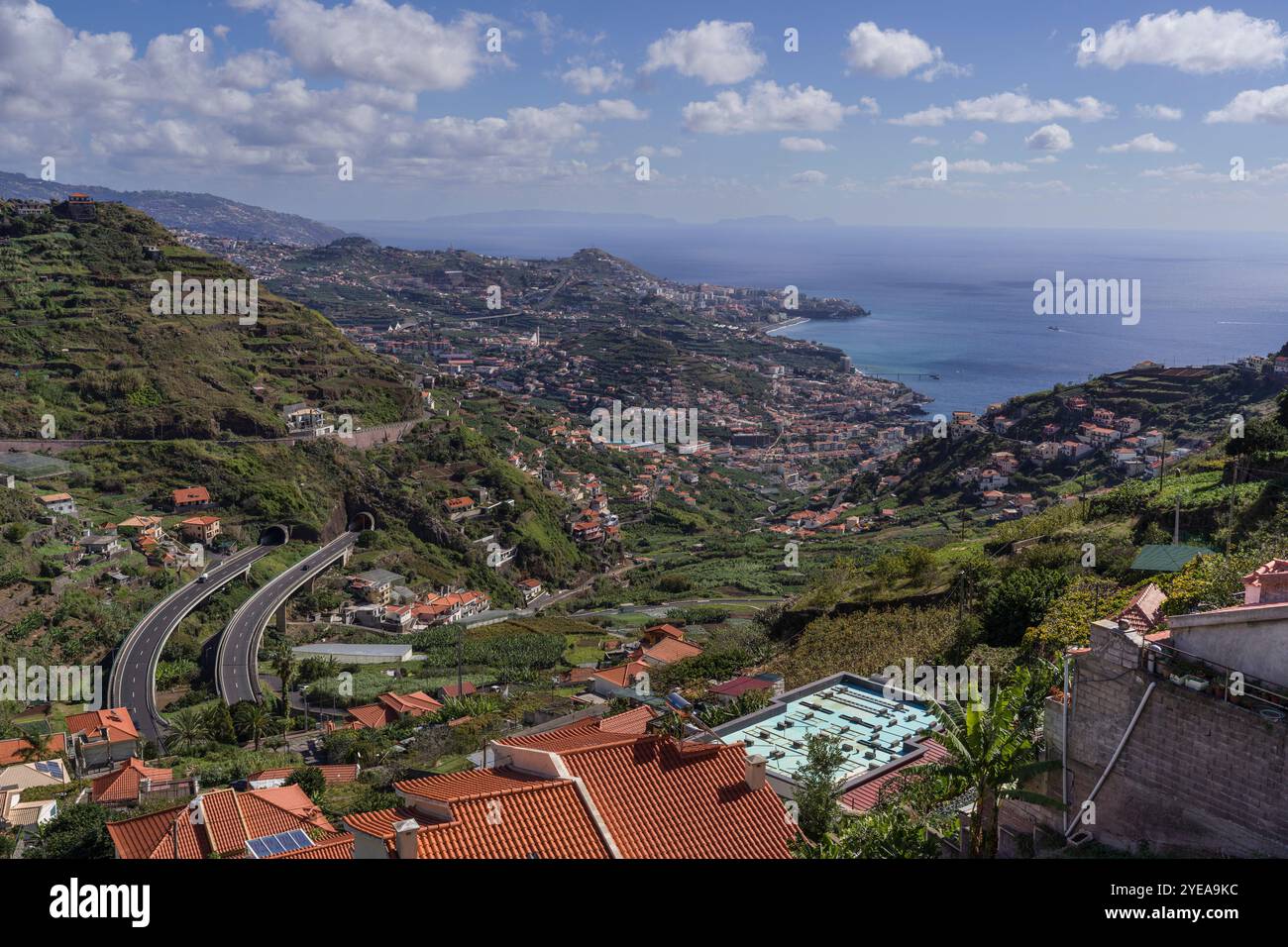 Paesaggio urbano della città di Camara de Lobos con vista sulla costa e l'orizzonte sull'isola di Madeira, Portogallo Foto Stock