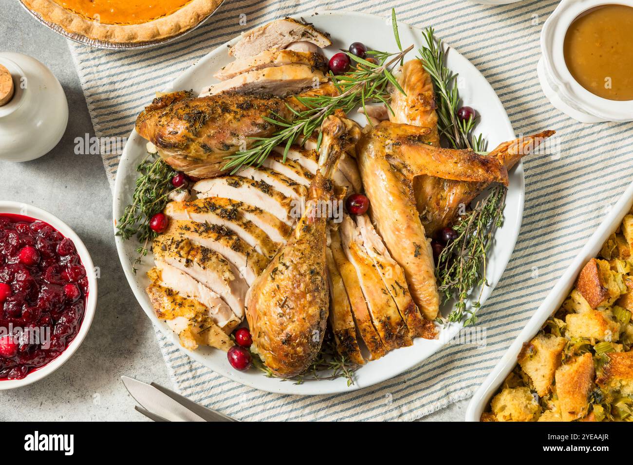 Piatto con cena di tacchino per il giorno del Ringraziamento con tutti i lati Foto Stock