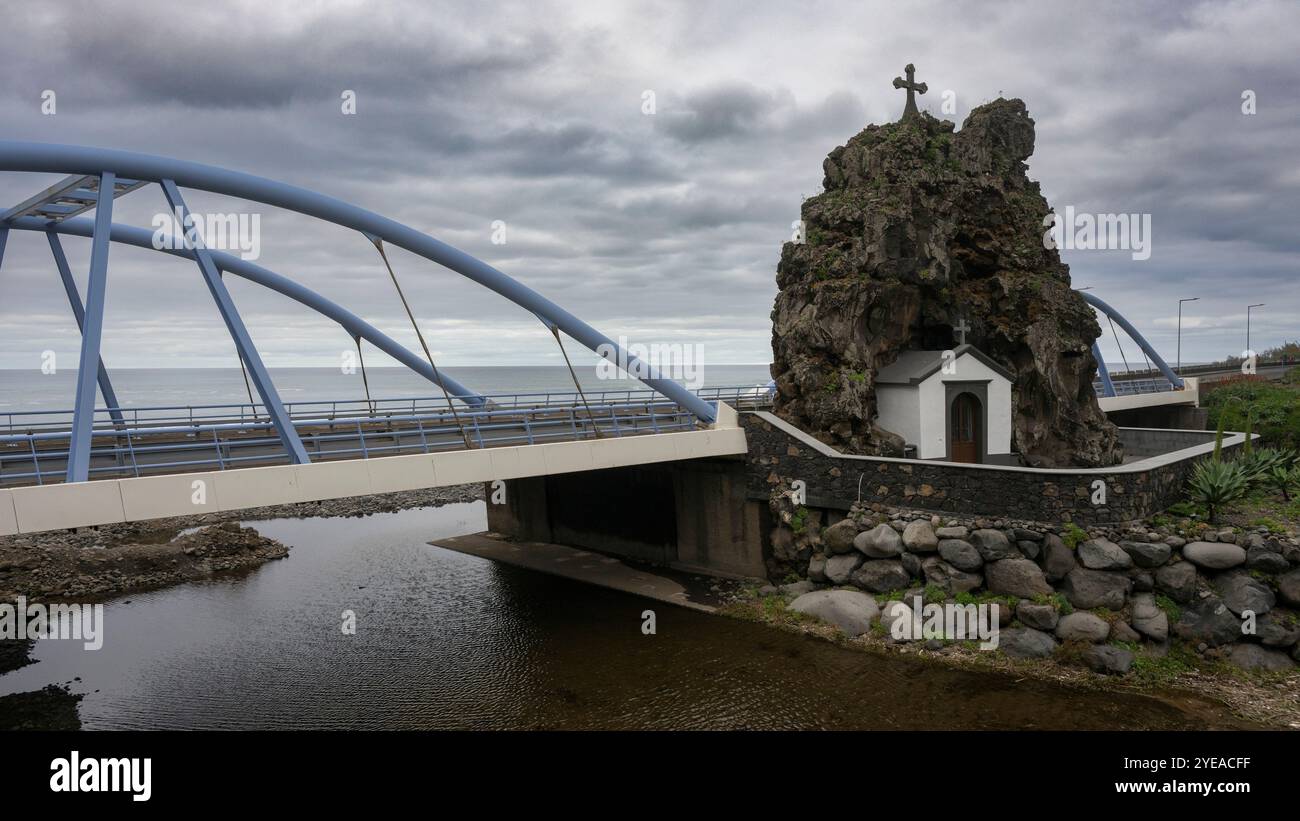 Piccola cappella lungo la costa di Madeira a Sao Vicente, Portogallo; Sao Vicente, Madeira, Portogallo Foto Stock