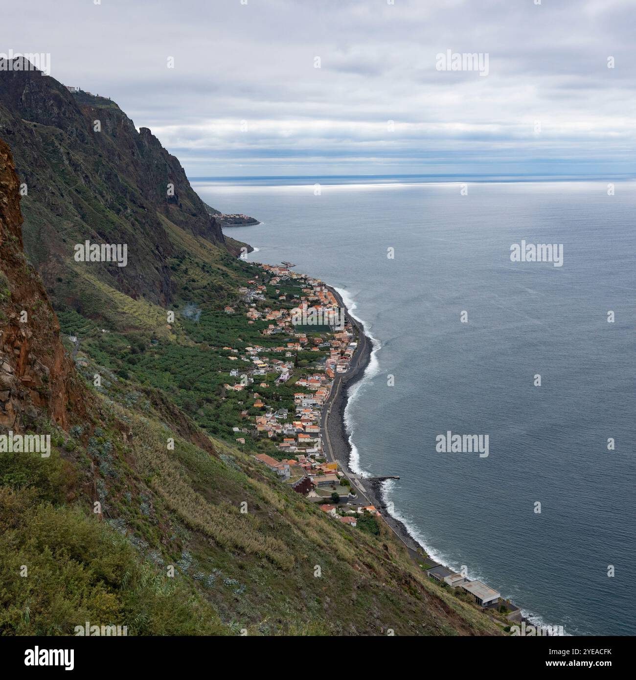 Vista panoramica di Paul do Mar e della costa di Madeira vicino a Fãja da Ovelha nel comune di Calheta; Paul do Mar, Madeira, Portogallo Foto Stock