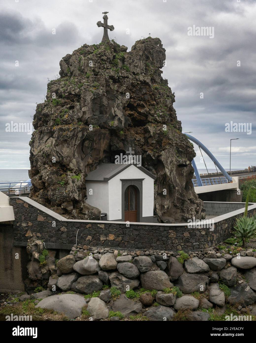 Piccola cappella lungo la costa di Madeira a Sao Vicente, Portogallo; Sao Vicente, Madeira, Portogallo Foto Stock