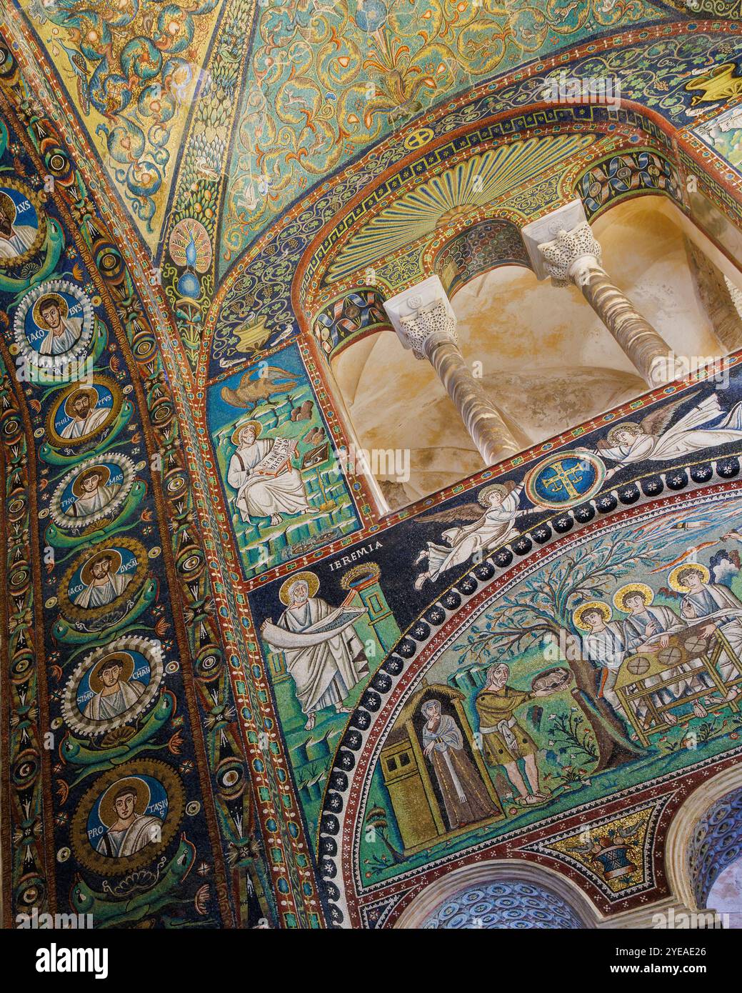 Primo piano di splendidi mosaici all'interno della Basilica di San vitale a Ravenna, uno dei monumenti paleocristiani di Ravenna Foto Stock