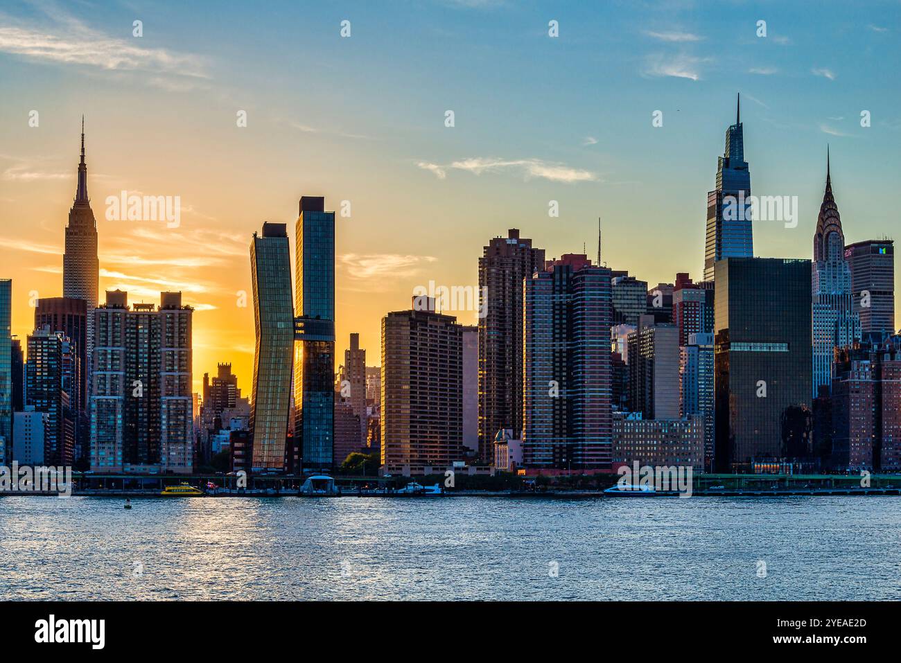 Tramonto su Midtown Manhattan visto da Hunter's Point Park South, Queens, NY, USA; New York City, New York, Stati Uniti d'America Foto Stock