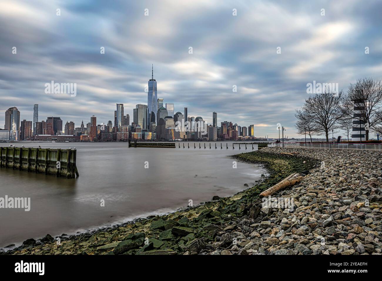 Nuvole striscianti lungo Lower Manhattan al tramonto, vista da Newport, New Jersey, Stati Uniti; Newport, New Jersey, Stati Uniti d'America Foto Stock