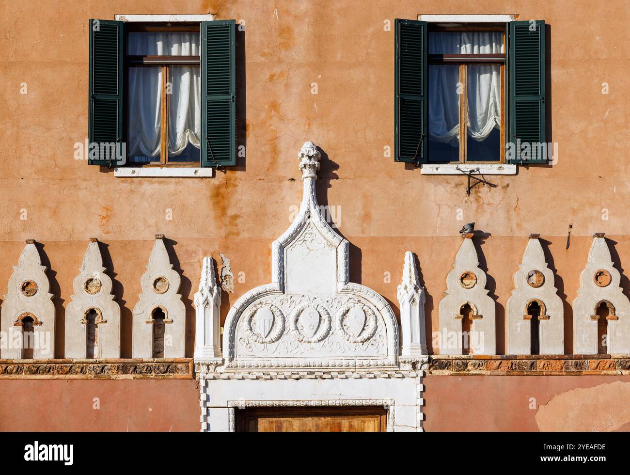 Dettaglio della facciata di architettura tipica veneziana nell'Arsenale di Venezia; Venezia, Provincia di Venezia, regione Veneto, Italia Foto Stock