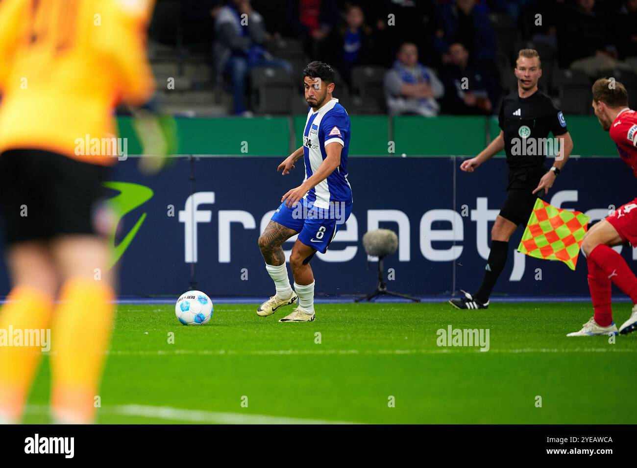 Kevin Sessa (Hertha BSC, n. 08), GER, Hertha BSC vs. 1. FC Heidenheim, Fussball Herren, DFB Pokal, 2. RUNDE, SAISON 2024/2025, 30.10.2024 (LE NORMATIVE DFL VIETANO QUALSIASI USO DI FOTOGRAFIE COME SEQUENZE DI IMMAGINI E/O QUASI - VIDEO). Foto: Eibner-Pressefoto/ Claudius Rauch Foto Stock