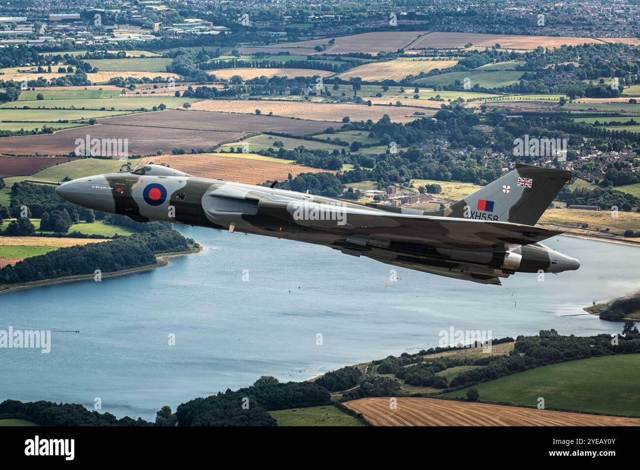 Formazione di bombardieri vulcanici Avro volando con una Christen Eagle II sopra il Northamptonshire. Foto Stock