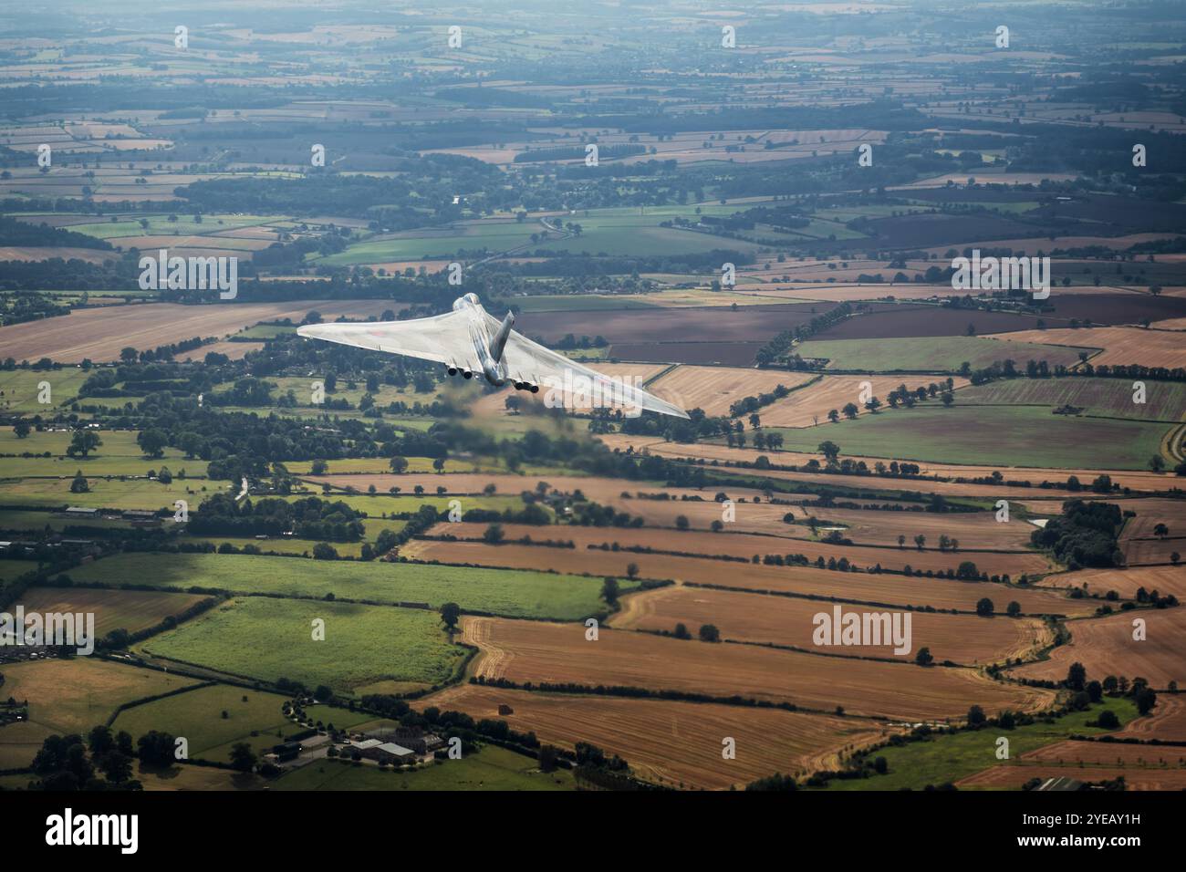 Formazione di bombardieri vulcanici Avro volando con una Christen Eagle II sopra il Northamptonshire. Foto Stock