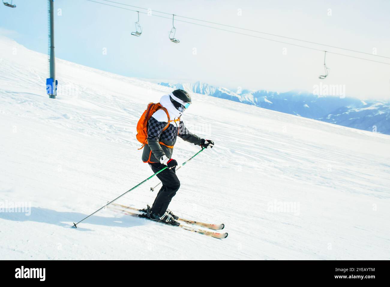 Sci su piste innevate con sfondo montano Foto Stock