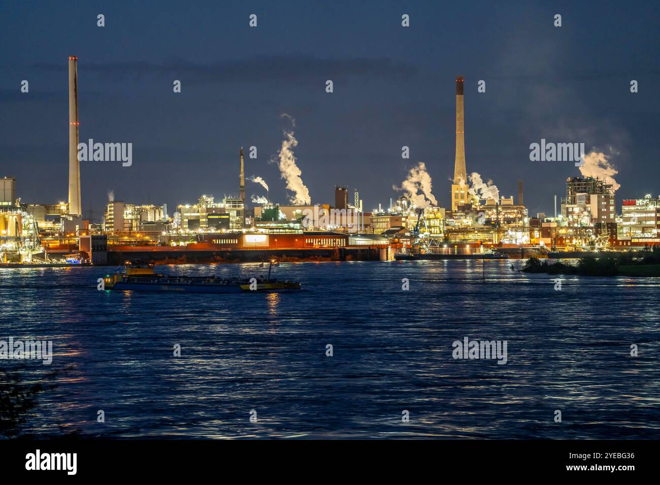 Chempark Krefeld-Uerdingen, circa 40 aziende si trovano nel parco chimico sul Reno, ci sono 3 parchi chimici in NRW, Abends am Rhein, Ger Foto Stock