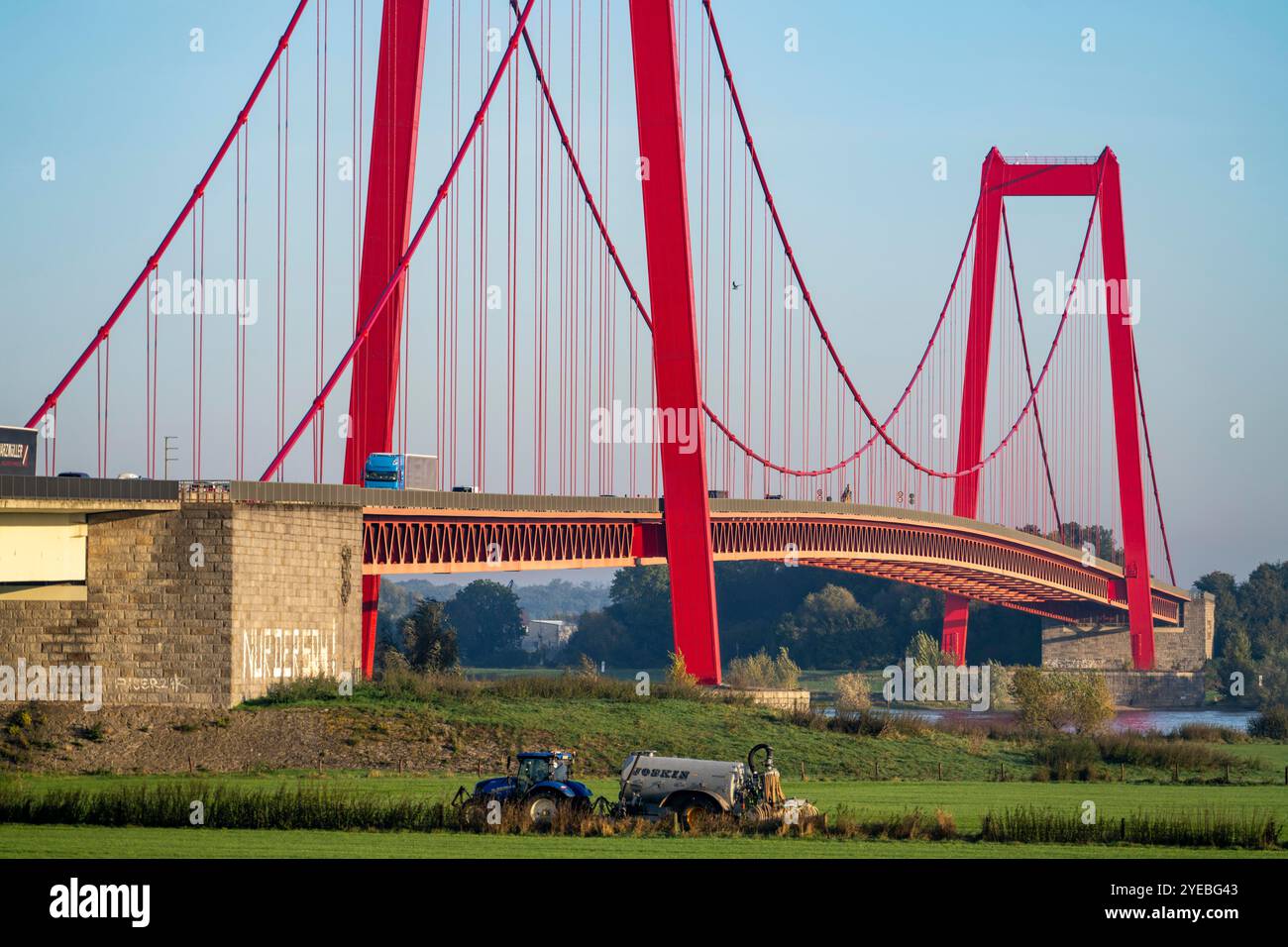 Il ponte sul Reno Emmerich, autostrada federale B220, il ponte sospeso più lungo della Germania, è attualmente in fase di ristrutturazione, danni al ponte, agricoltore con tracto Foto Stock