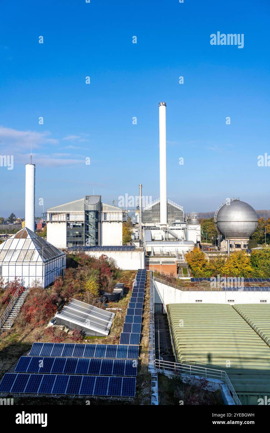 L'impianto municipale di trattamento delle acque reflue di Salierweg, a nord di Bonn, direttamente sul Reno, tratta le acque reflue di oltre 20 distretti di Bonn, con le scorie Foto Stock