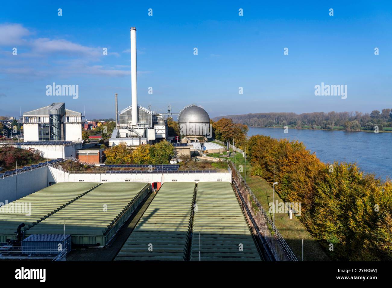 L'impianto municipale di trattamento delle acque reflue di Salierweg, a nord di Bonn, direttamente sul Reno, tratta le acque reflue di oltre 20 distretti di Bonn, con le scorie Foto Stock