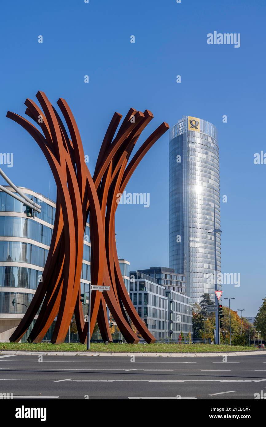La Posttower, sede della Deutsche Post, grattacielo a Bonn, Helmut-Schmidt-Platz, opera d'arte Arc 89 di Bernar Venet, NRW, Germania, Foto Stock