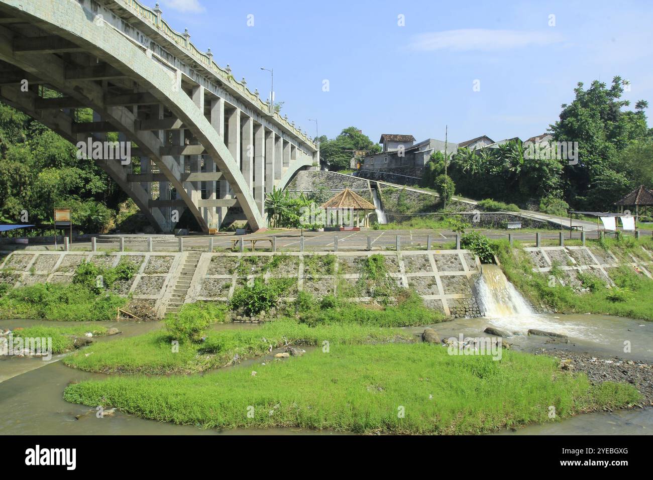 L'acqua che scorre nel sistema di drenaggio da piccoli canali entra in grandi fiumi. Foto Stock
