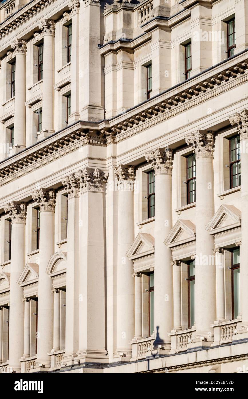 Facciata dell'edificio neoclassico georgiano, St James's, Londra, Regno Unito Foto Stock