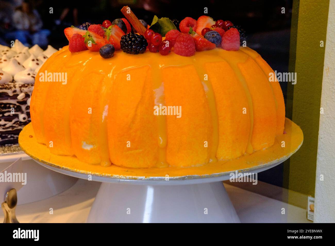 Torta per feste di Halloween creata per sembrare una zucca. Foto Stock
