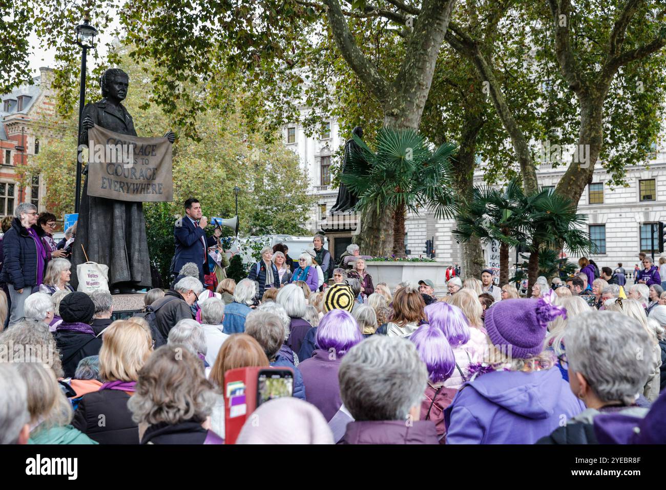 Londra, Regno Unito. 30 ottobre 2024. Waspi Women, un gruppo che si batte contro il modo in cui l'età pensionabile statale per uomini e donne è stata equalizzata, protesta in Parliament Square, Westminster, intorno alla statua del leader suffragista Millicent Fawcett. Chiedono che i milioni di donne colpite dal cambiamento ricevano un indennizzo, ma finora non hanno avuto successo. Crediti: Imageplotter/Alamy Live News Foto Stock