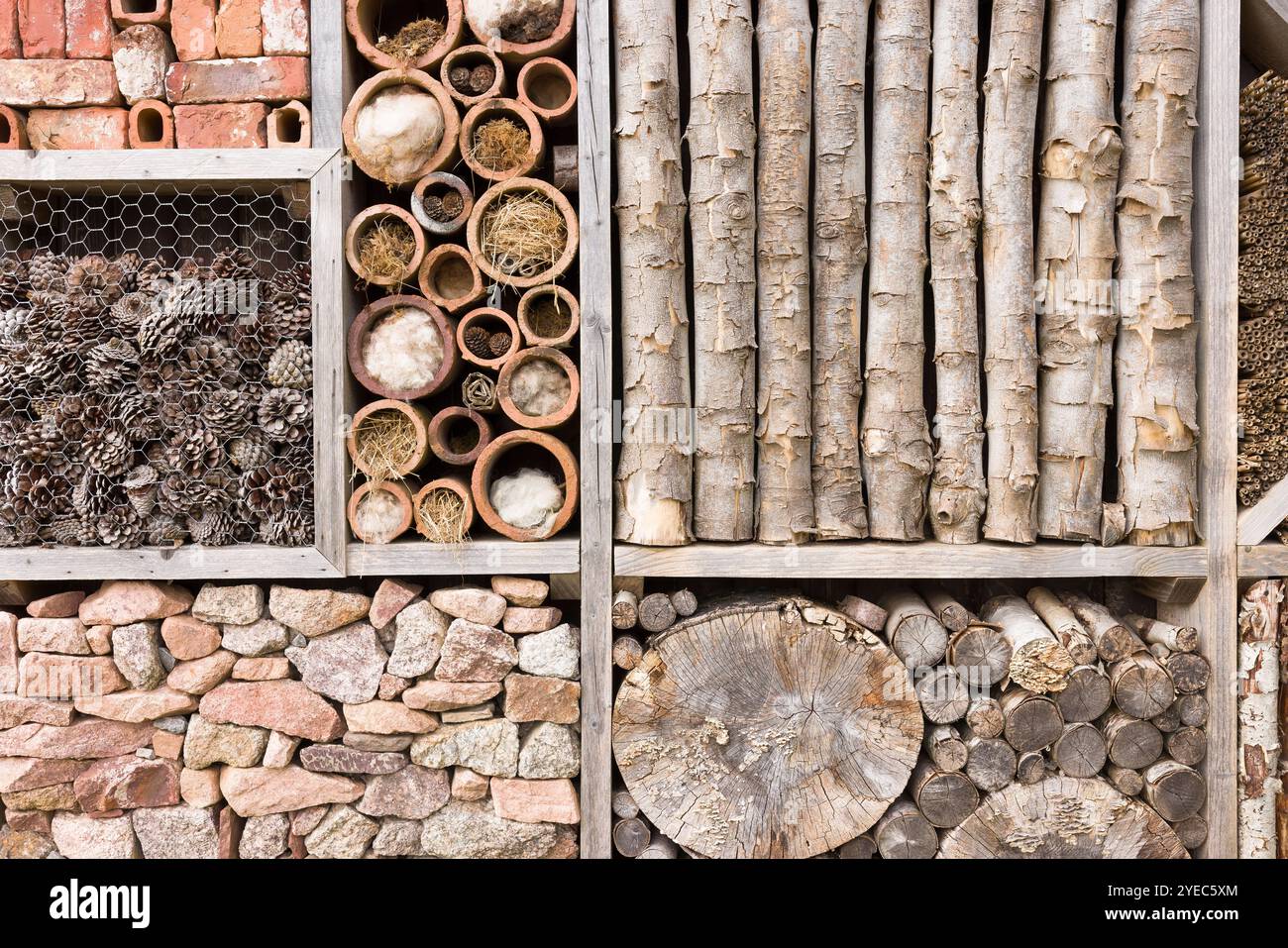 Dettaglio di un grande hotel di insetti o casa di insetti. Conservazione della fauna selvatica e biodiversità nel Regno Unito Foto Stock